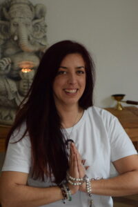 Vero sentada en postura de meditación
